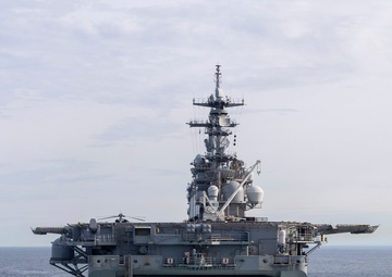 Wasp, Oak Hill Conduct Fueling at Sea