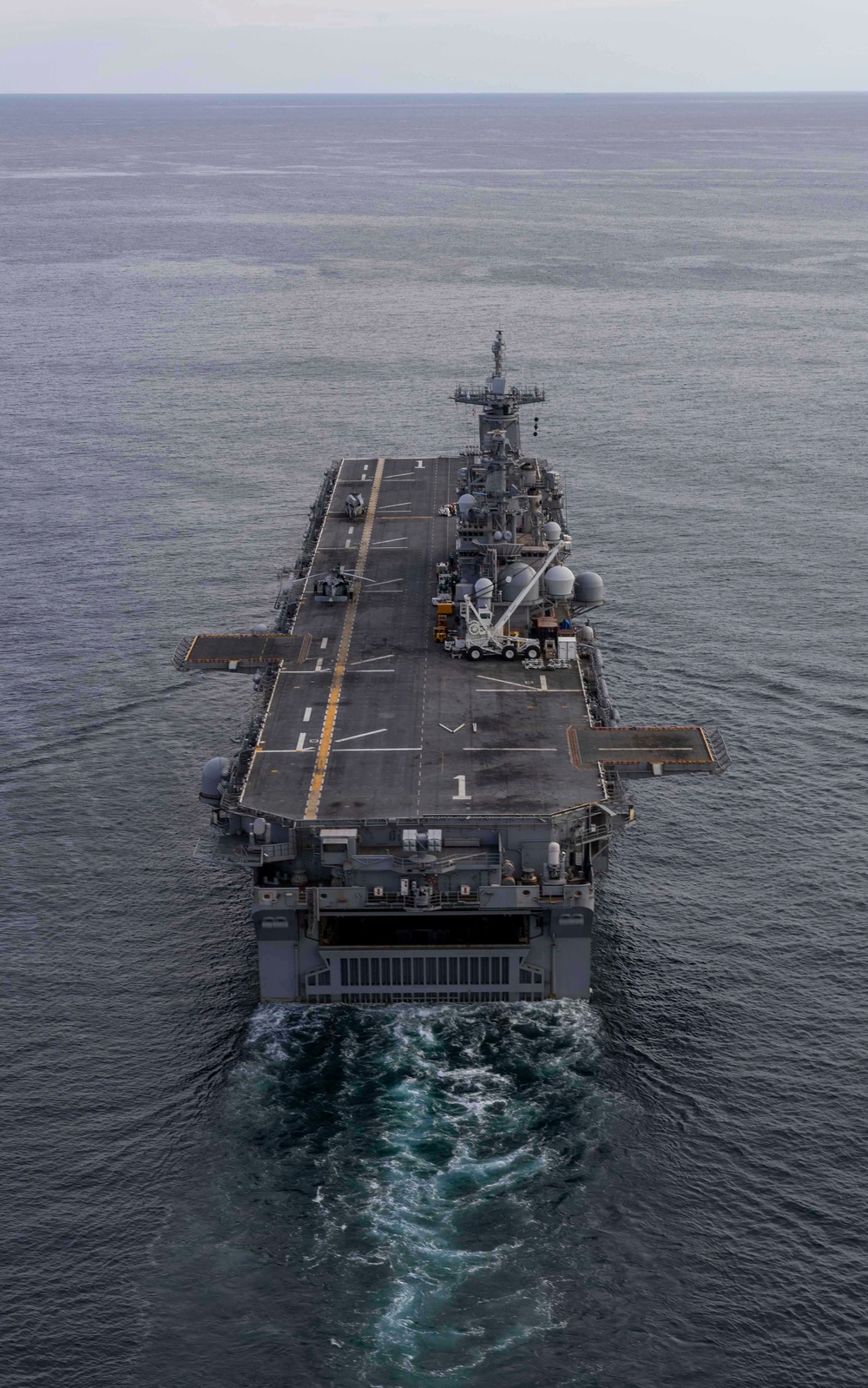 Wasp, Oak Hill Conduct Fueling at Sea