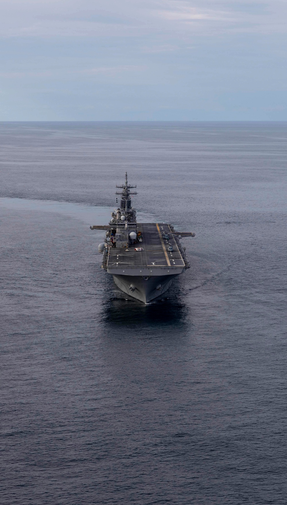 Wasp, Oak Hill Conduct Fueling at Sea