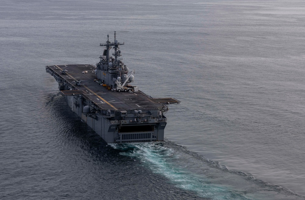 Wasp, Oak Hill Conduct Fueling at Sea