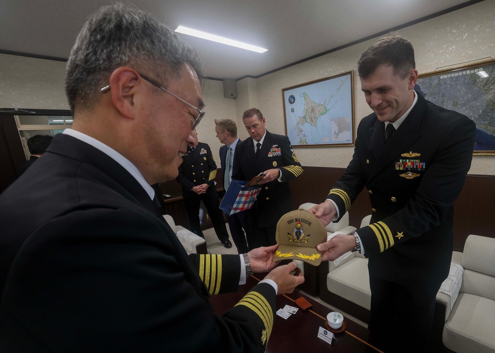 USS Warrior (MCM 10), CNFJ Leaders Visit Japan Maritime Self-Defense Force Naval Base in Hakodate, Japan