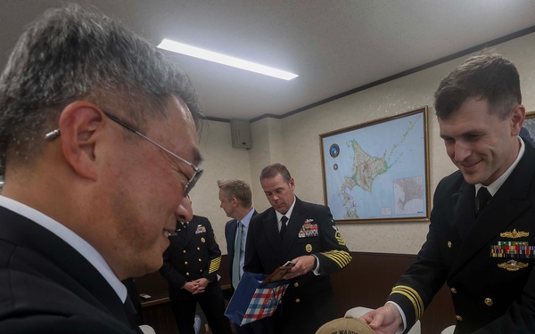 USS Warrior (MCM 10), CNFJ Leaders Visit Japan Maritime Self-Defense Force Naval Base in Hakodate, Japan
