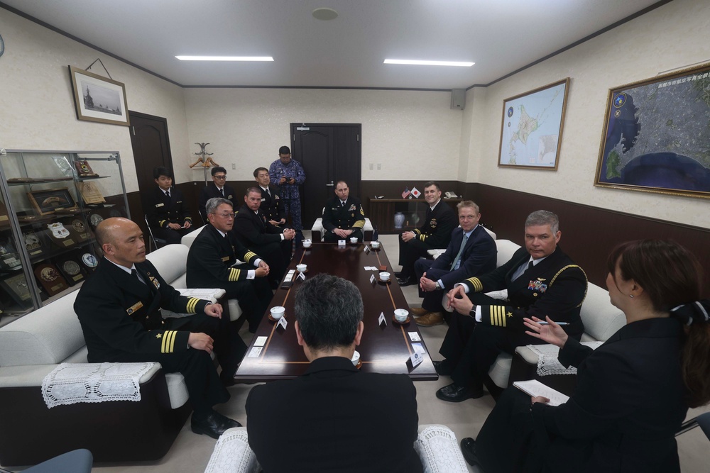 USS Warrior (MCM 10), CNFJ Leaders Visit Japan Maritime Self-Defense Force Naval Base in Hakodate, Japan