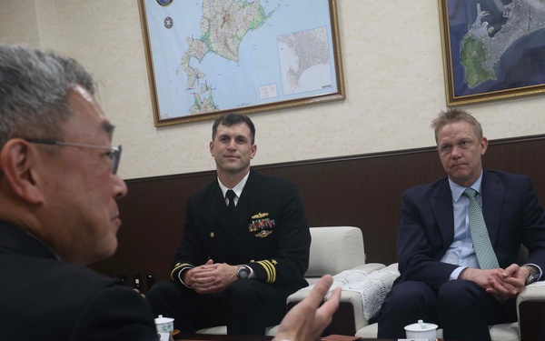 USS Warrior (MCM 10), CNFJ Leaders Visit Japan Maritime Self-Defense Force Naval Base in Hakodate, Japan