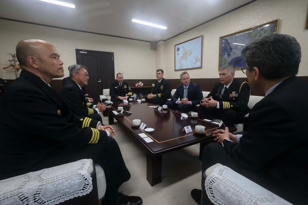 USS Warrior (MCM 10), CNFJ Leaders Visit Japan Maritime Self-Defense Force Naval Base in Hakodate, Japan