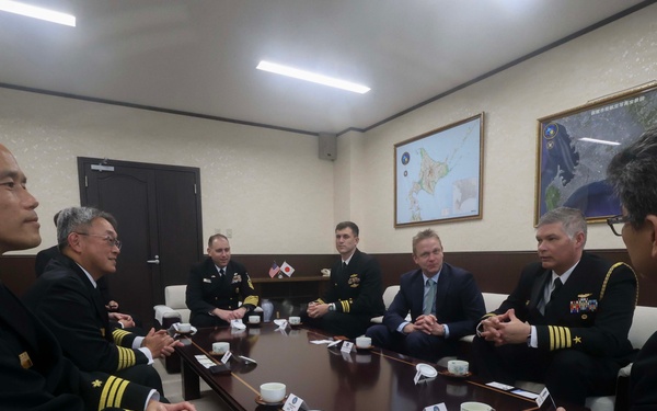 USS Warrior (MCM 10), CNFJ Leaders Visit Japan Maritime Self-Defense Force Naval Base in Hakodate, Japan