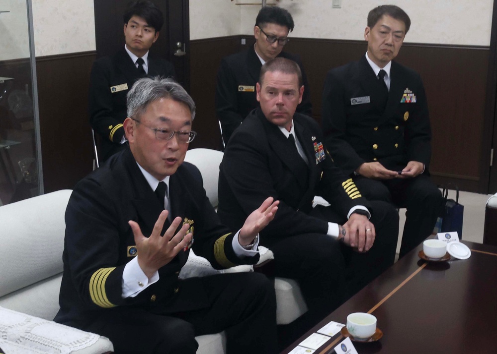 USS Warrior (MCM 10), CNFJ Leaders Visit Japan Maritime Self-Defense Force Naval Base in Hakodate, Japan