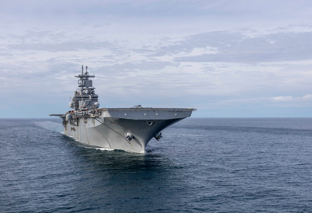 Wasp, Oak Hill Conduct Fueling at Sea