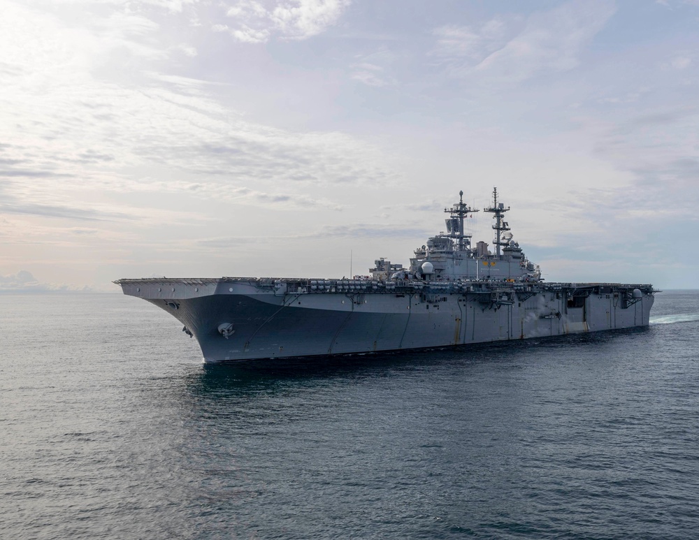 Wasp, Oak Hill Conduct Fueling at Sea