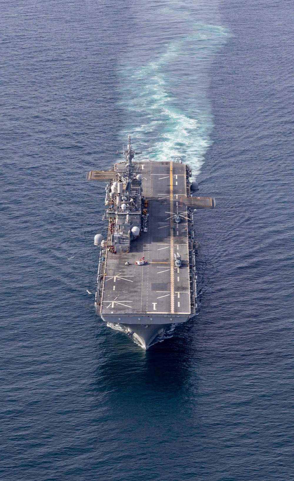 Wasp, Oak Hill Conduct Fueling at Sea