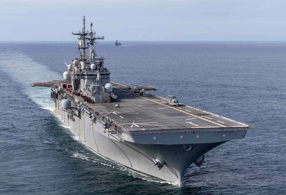 Wasp, Oak Hill Conduct Fueling at Sea