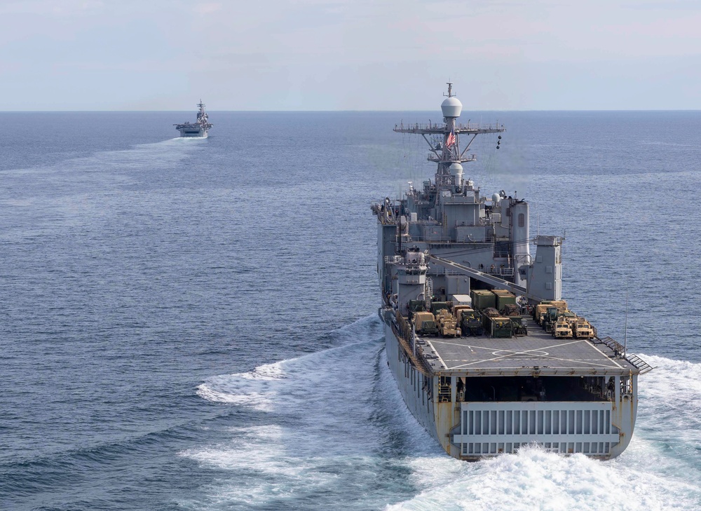 Wasp, Oak Hill Conduct Fueling at Sea