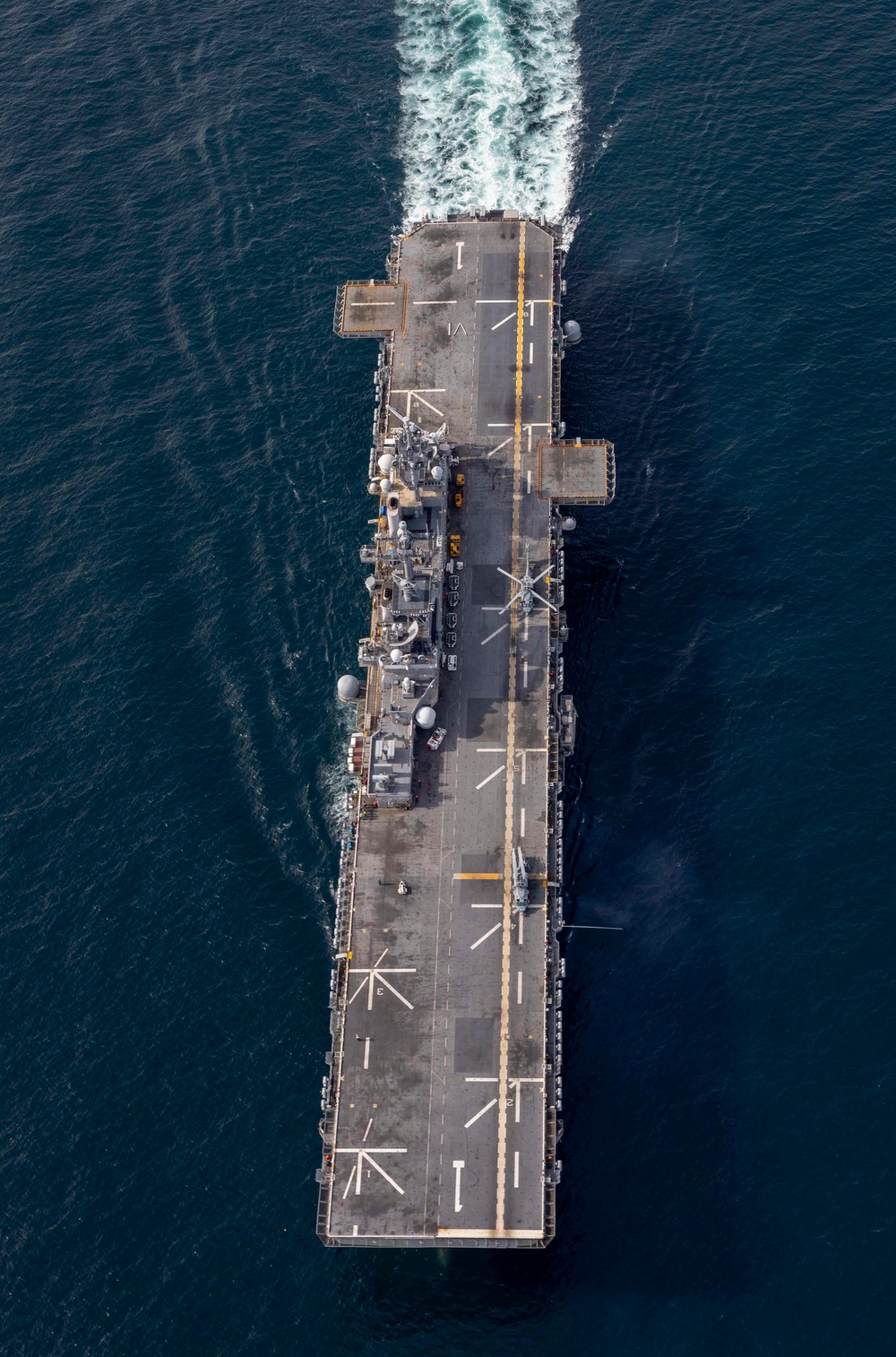 Wasp, Oak Hill Conduct Fueling at Sea