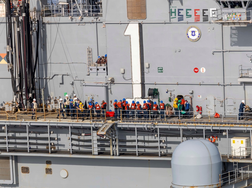 Wasp, Oak Hill Conduct Fueling at Sea