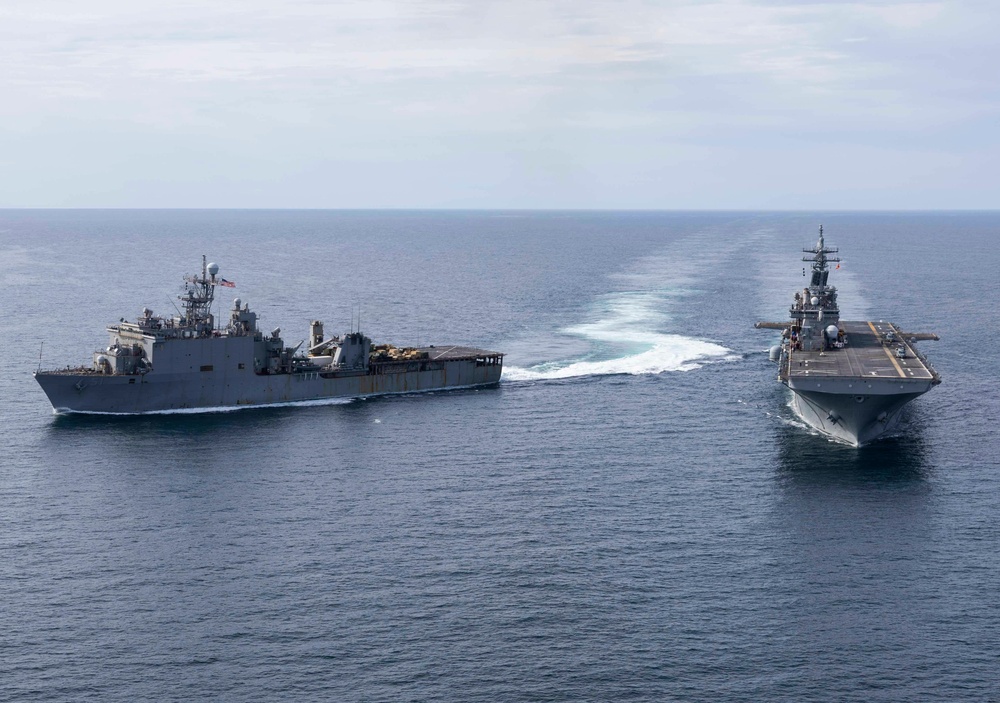 Wasp, Oak Hill Conduct Fueling at Sea