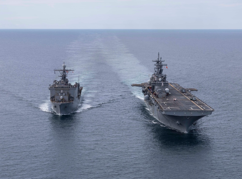 Wasp, Oak Hill Conduct Fueling at Sea