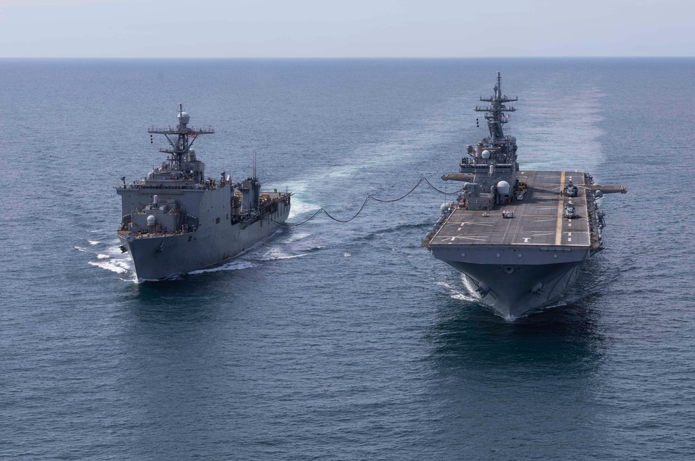 Wasp, Oak Hill Conduct Fueling at Sea