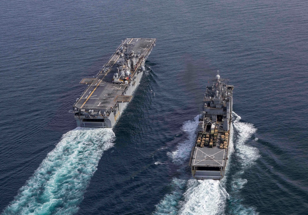 Wasp, Oak Hill Conduct Fueling at Sea