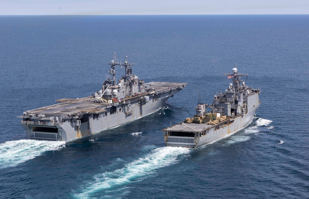 Wasp, Oak Hill Conduct Fueling at Sea