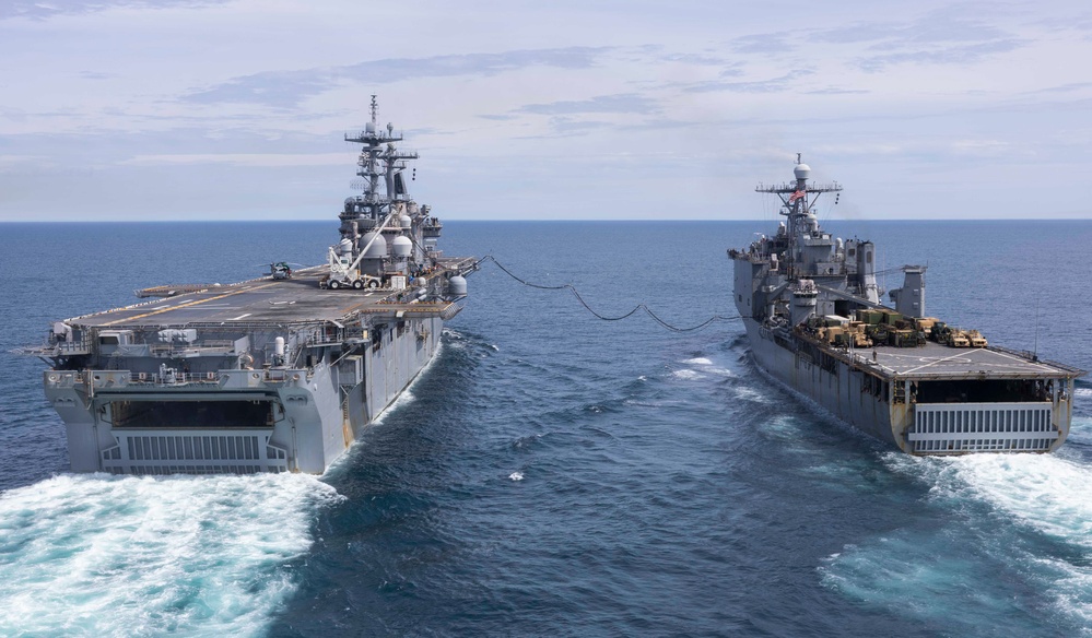 Wasp, Oak Hill Conduct Fueling at Sea