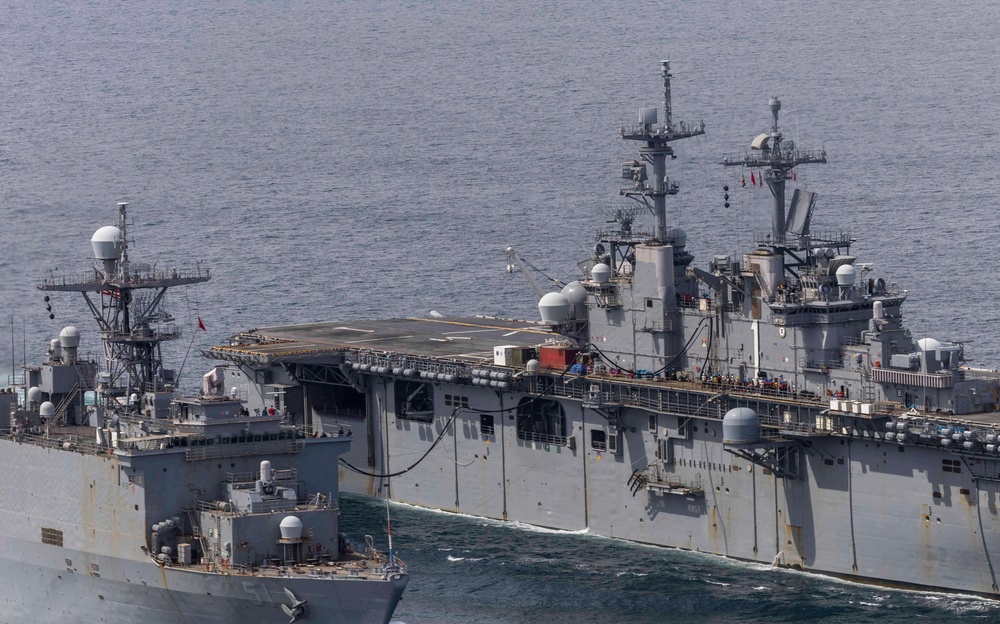 Wasp, Oak Hill Conduct Fueling at Sea