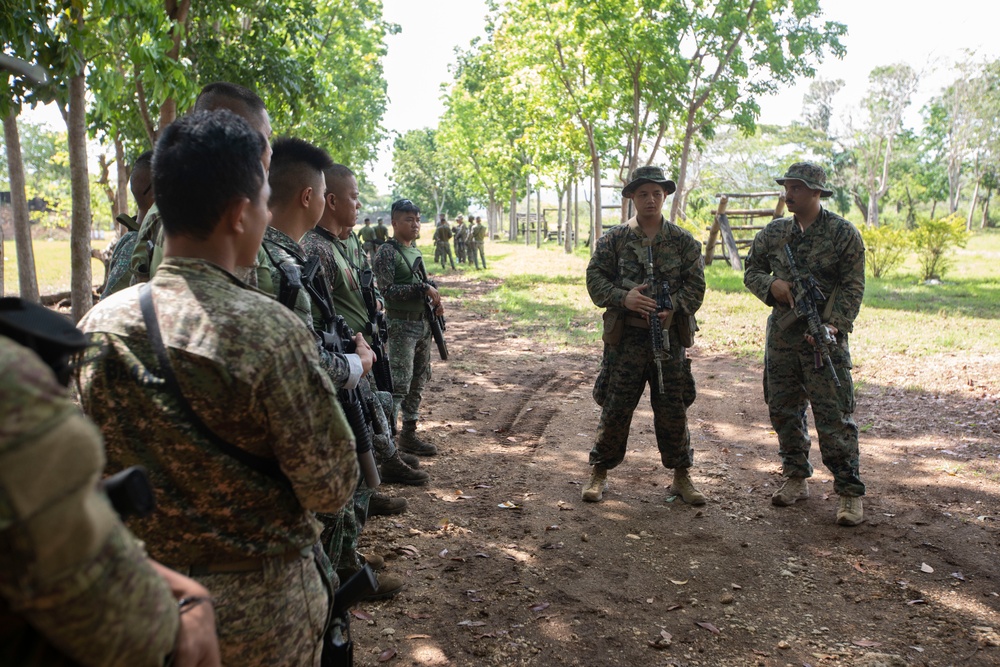 ACDC: 1/7, Philippine service members conduct weapons training