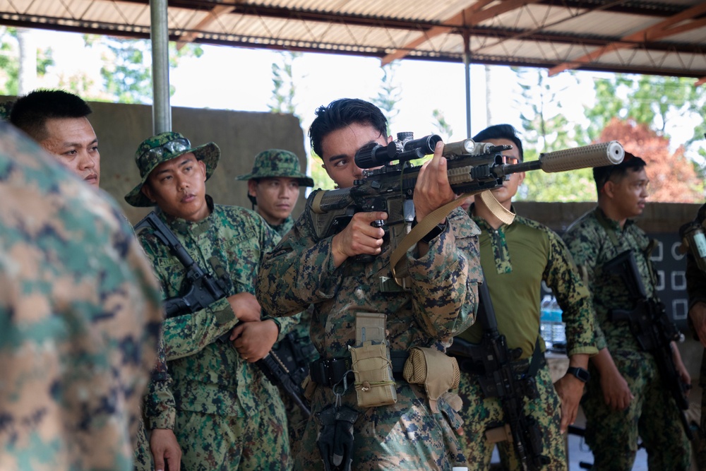 ACDC: 1/7, Philippine service members conduct weapons training