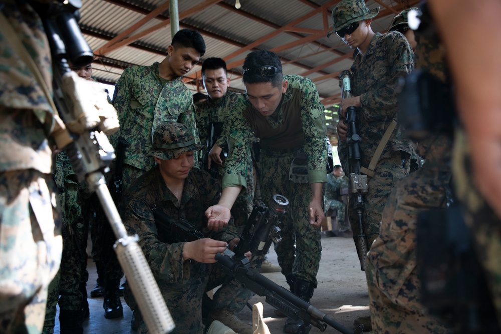 ACDC: 1/7, Philippine service members conduct weapons training