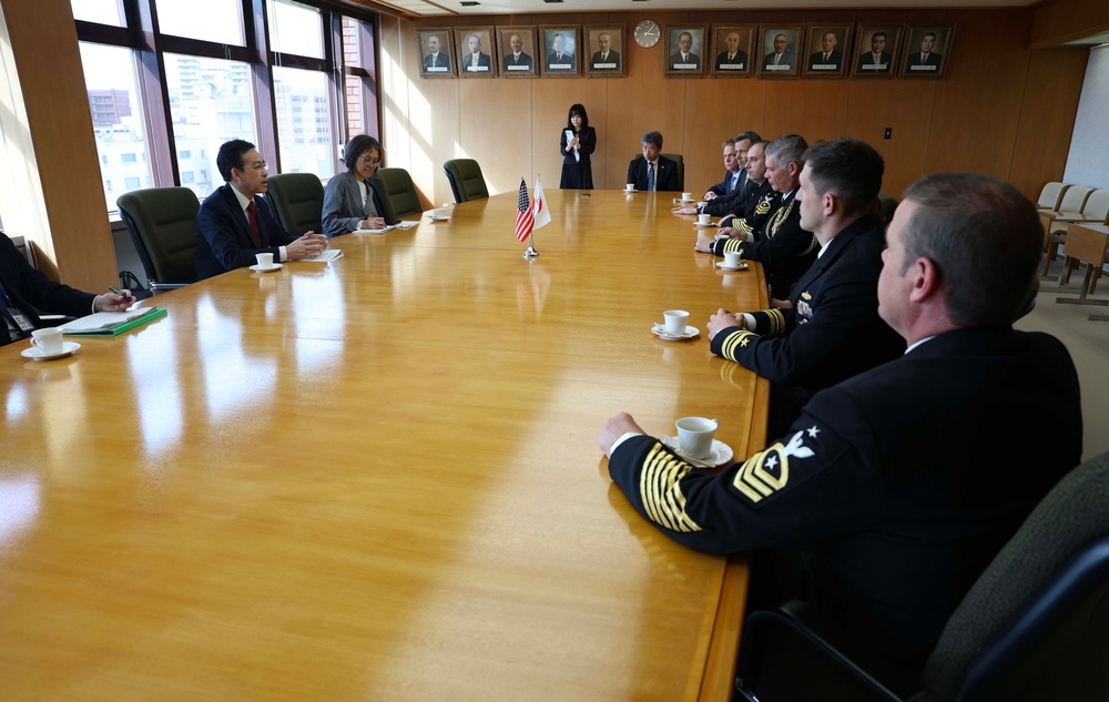 USS Warrior (MCM 10), CNFJ Leaders Meet with Mayor of Hakodate, Japan