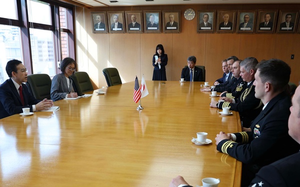 USS Warrior (MCM 10), CNFJ Leaders Meet with Mayor of Hakodate, Japan