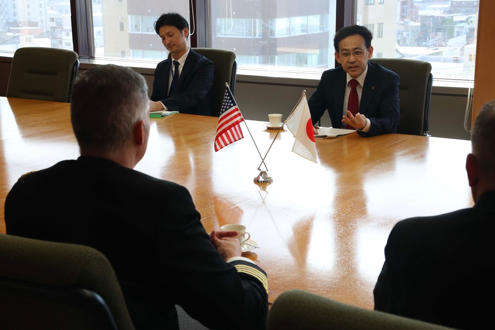 USS Warrior (MCM 10), CNFJ Leaders Meet with Mayor of Hakodate, Japan