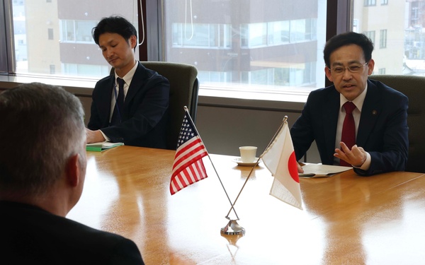 USS Warrior (MCM 10), CNFJ Leaders Meet with Mayor of Hakodate, Japan