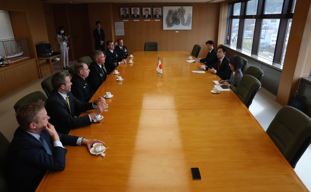 USS Warrior (MCM 10), CNFJ Leaders Meet with Mayor of Hakodate, Japan