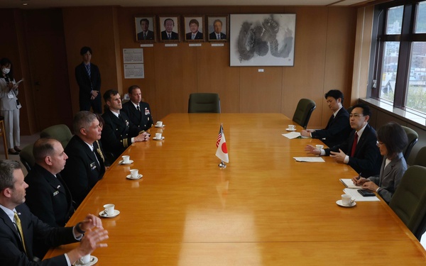 USS Warrior (MCM 10), CNFJ Leaders Meet with Mayor of Hakodate, Japan