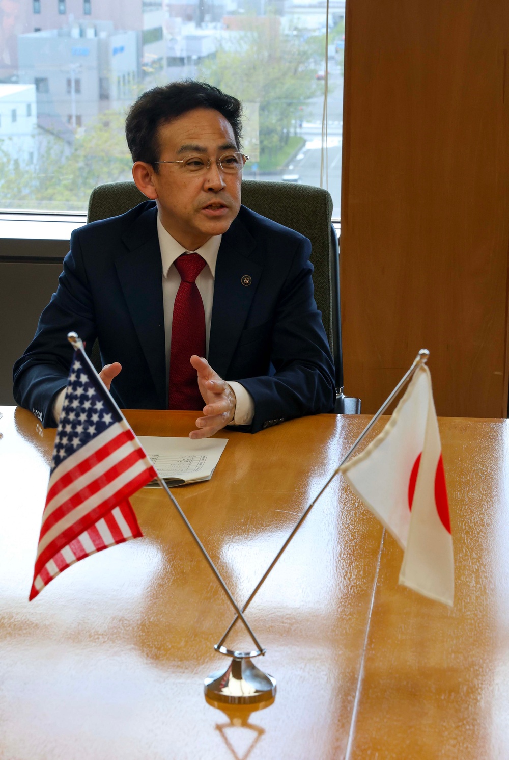 USS Warrior (MCM 10), CNFJ Leaders Meet with Mayor of Hakodate, Japan