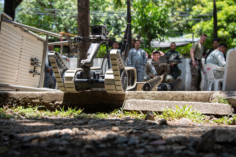 ACDC: MWSS-371 conducts EOD SMEE with SUGV 310 robots