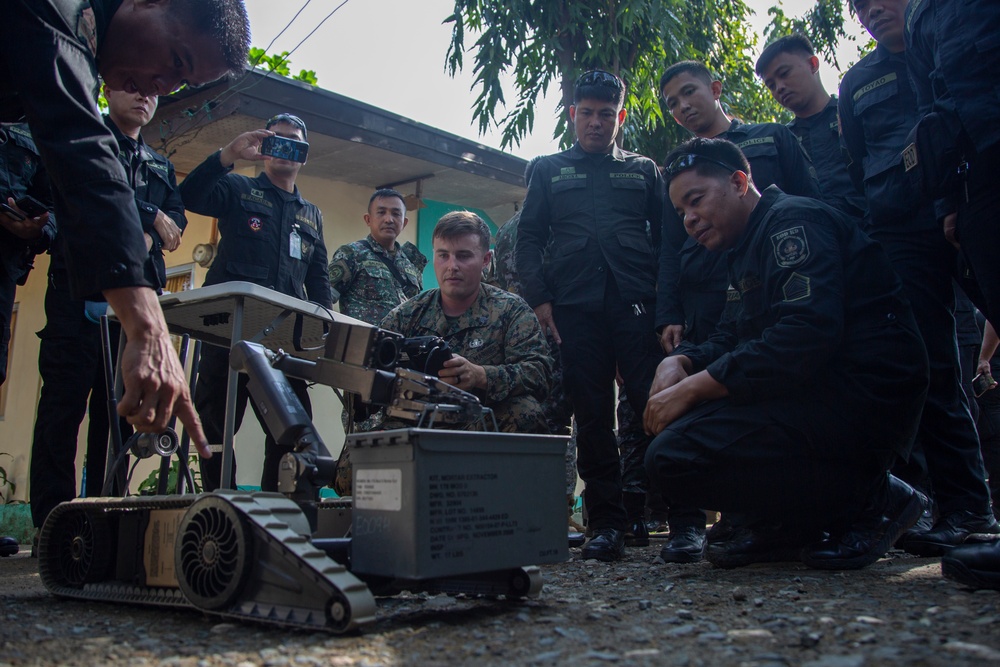 ACDC: MWSS-371 conducts EOD SMEE with SUGV 310 robots