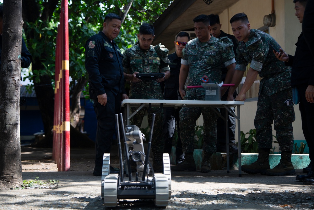 ACDC: MWSS-371 conducts EOD SMEE with SUGV 310 robots