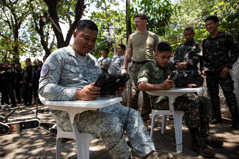 ACDC: MWSS-371 conducts EOD SMEE with SUGV 310 robots