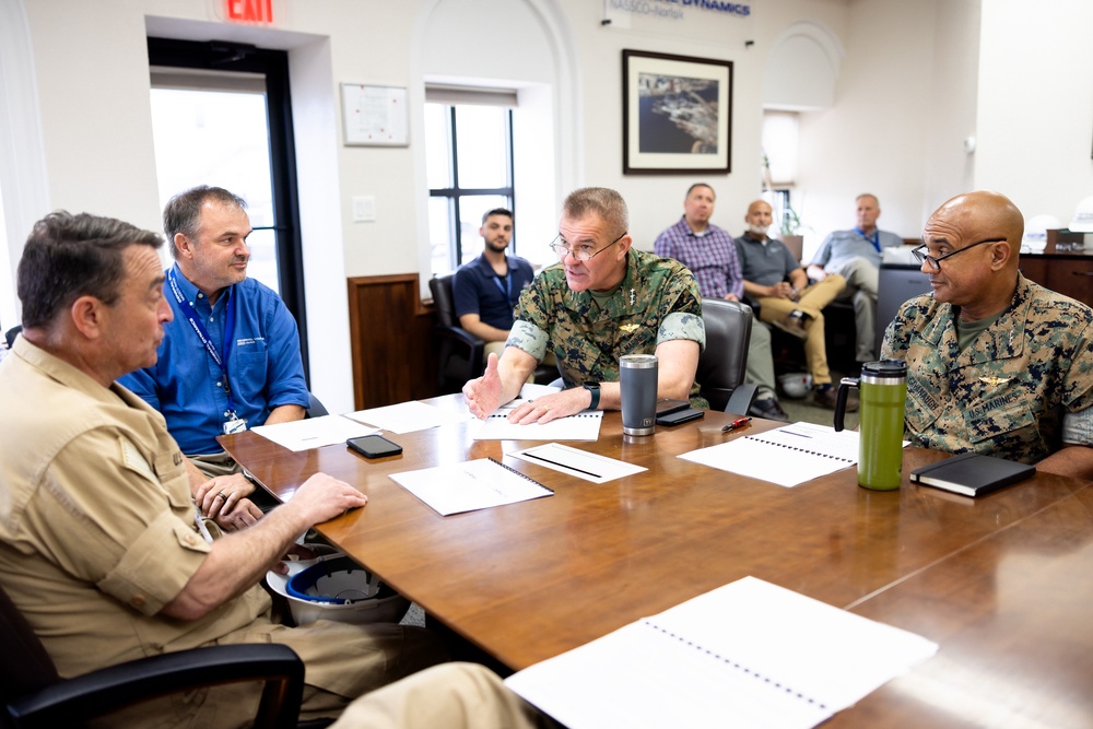 MARFORCOM Commander visits USS Arlington