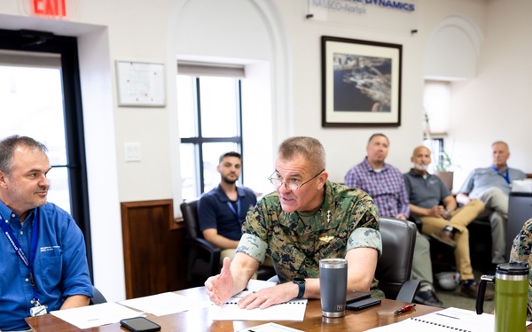 MARFORCOM Commander visits USS Arlington