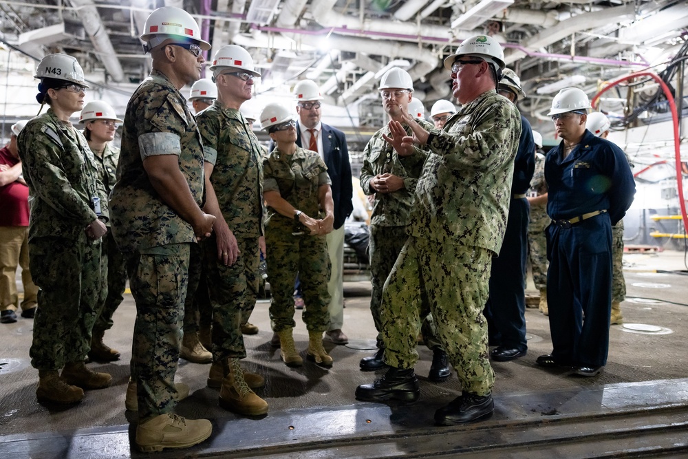 MARFORCOM Commander visits USS Kearsarge