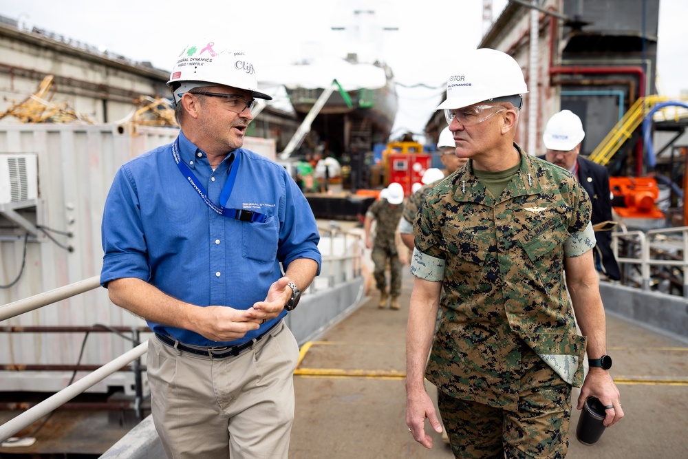 MARFORCOM Commander visits USS Arlington