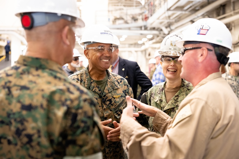MARFORCOM Commander visits USS Arlington