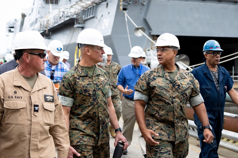 MARFORCOM Commander visits USS Arlington