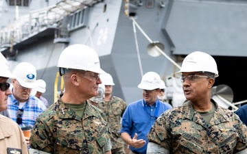 MARFORCOM Commander visits USS Arlington