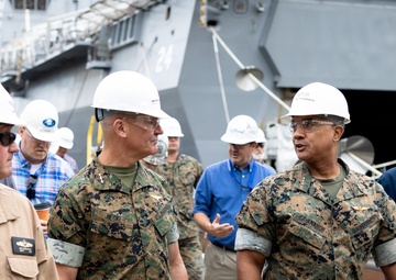 MARFORCOM Commander visits USS Arlington