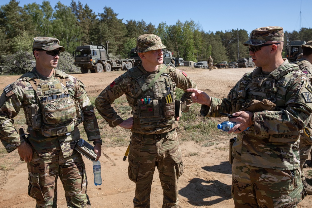 4th Infantry Division Discuss Operations with United Kingdom Soldiers