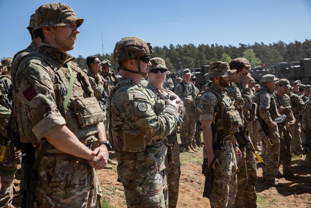 4th Infantry Division Discuss Operations with United Kingdom Soldiers