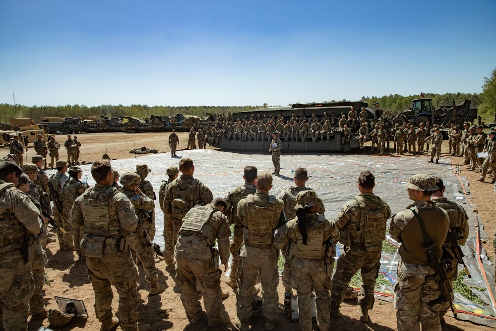 4th Infantry Division Discuss Operations with United Kingdom Soldiers